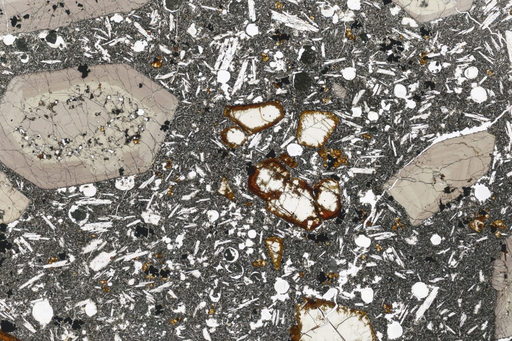 Lame mince de roche observée au microscope en lumière polarisée